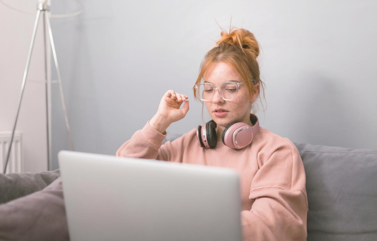 Strukturierter Arbeitsprozess zur Finanzplanung mit übersichtlichen Unterlagen