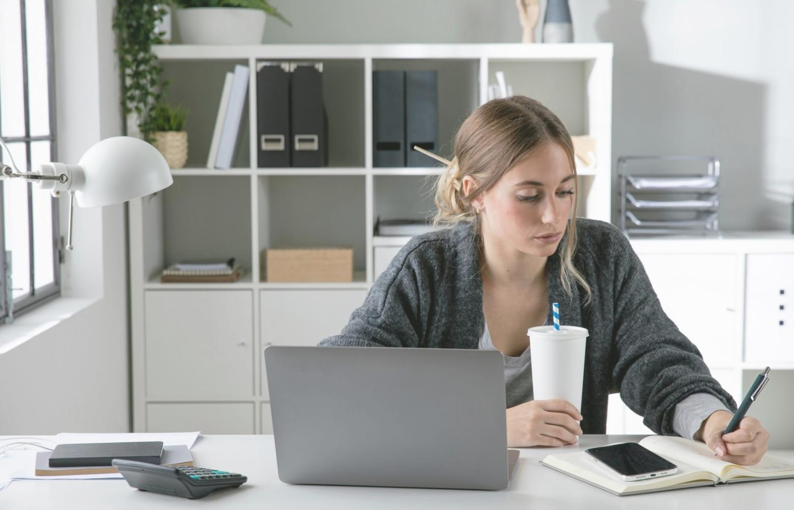 Übersichtliche Arbeitsumgebung mit strukturierten Finanzplänen und Analysewerkzeugen