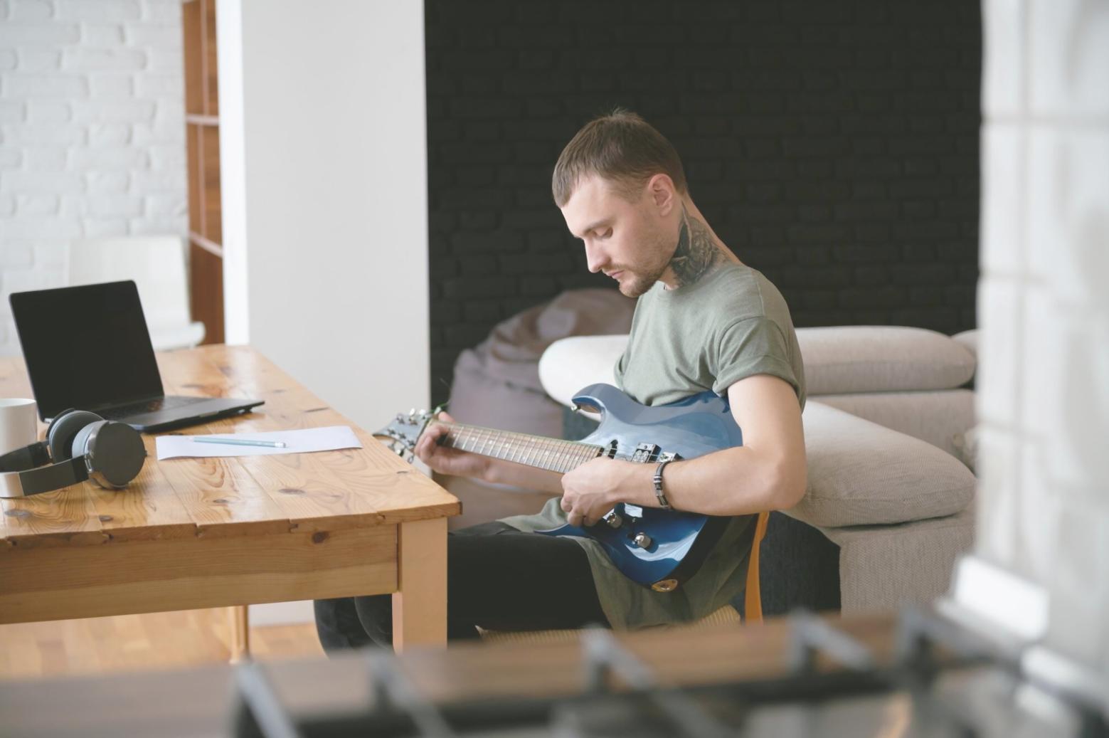 Teilnehmer bei praktischer Budgetplanung im Workshop